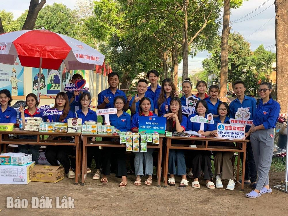 Thanh niên tình nguyện hỗ trợ thí sinh tại điểm thi Trường THPT Lê Duẩn, TP. Buôn Ma Thuột.