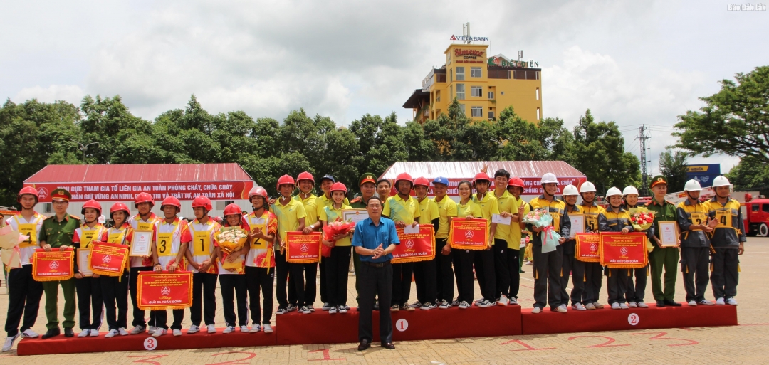Đồng chí Võ Văn Cảnh, Phó Chủ tịch UBND tỉnh, Trưởng Ban tổ chức hội thi trao giải toàn đoàn cho các đội đoạt giải.