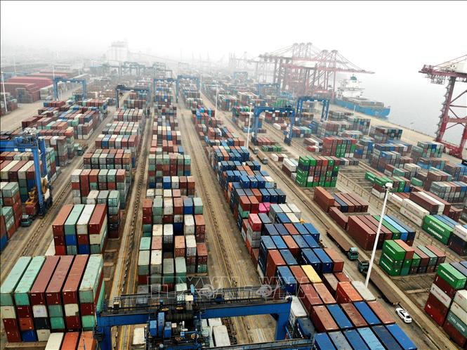  Container hàng hóa được bốc dỡ tại Liên Vân Cảng, tỉnh Giang Tô, Trung Quốc ngày 7/12/2020. Ảnh: THX/ TTXVN