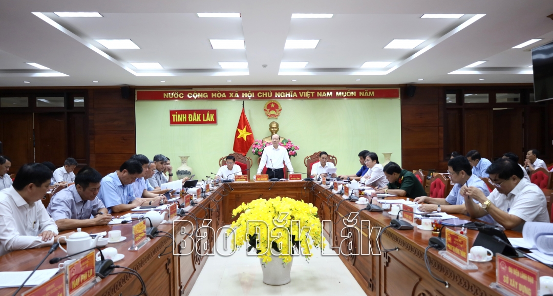 Chủ tịch UBND tỉnh Phạm Ngọc Nghị chủ trì phiên họp.