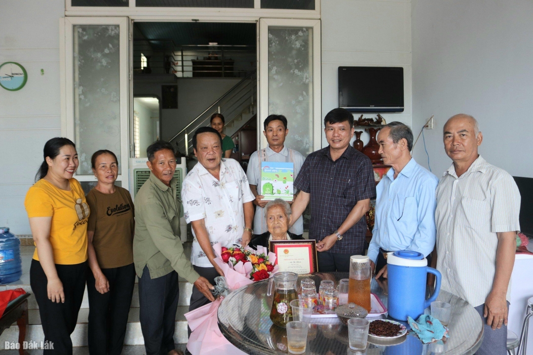 Đại diện UBND huyện Krông Ana thăm hỏi cụ Lý Thị Phước (Tổ dân phố 6, thị trấn Buôn Trấp).