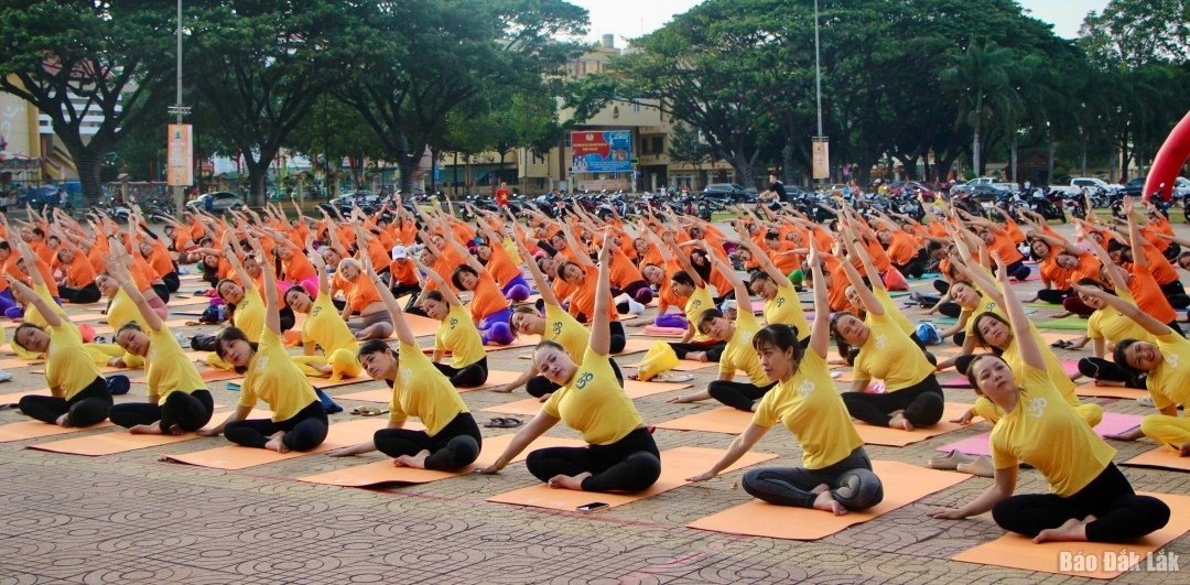 Các vận động viên tham gia thực hiện đồng diễn bài tập Yoga.
