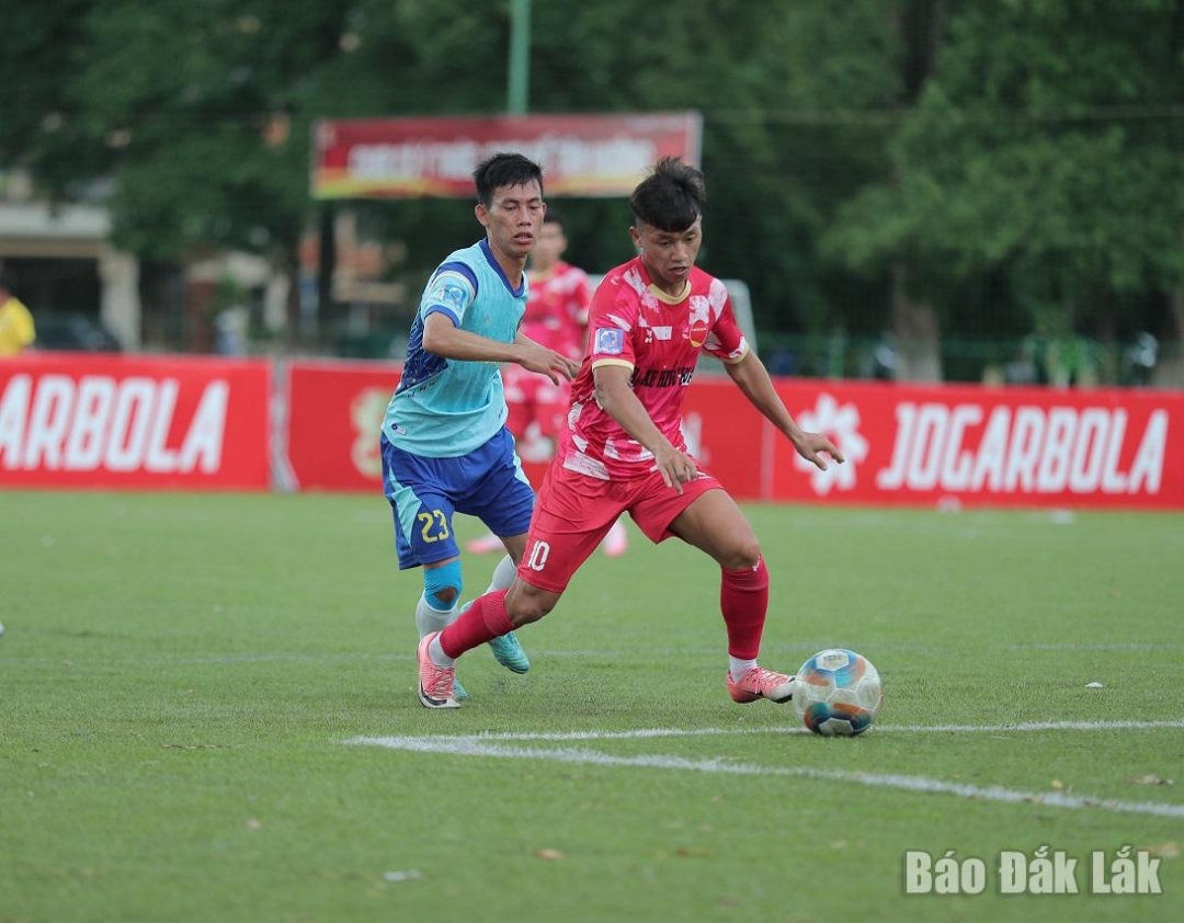 Pha bóng của cầu thủ Nguyễn Văn Hiếu (áo đỏ) của Hiếu Hoa Đà Nẵng trong trận gặp