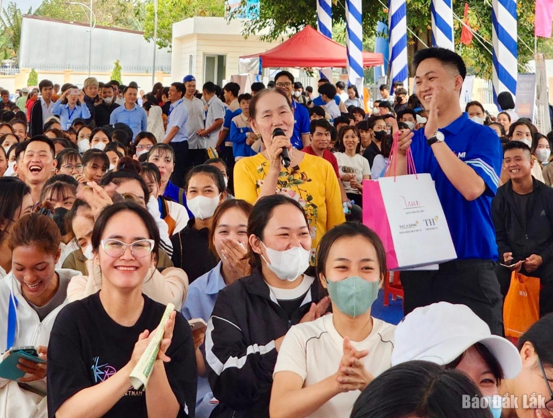 Người lao động hào hứng tham gia chương trình Hiểu biết về tài chính.