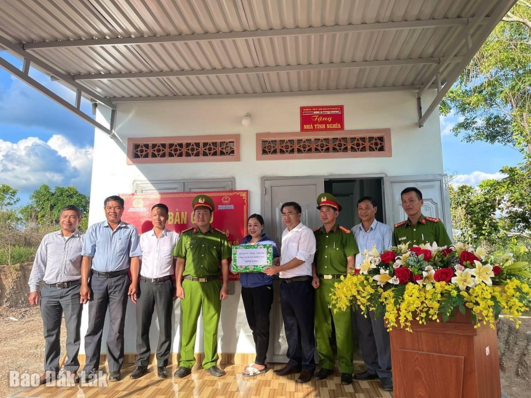 Lãnh đạo huyện Krông Búk bàn giao nhà Tình nghĩa tặng hộ nghèo xã Ea Sin.