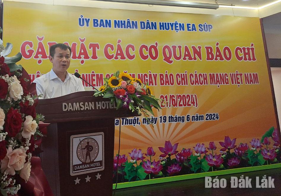 Chủ tịch UBND huyện Ea Súp Đỗ Xuân Dũng phát biểu chúc mừng những người làm báo