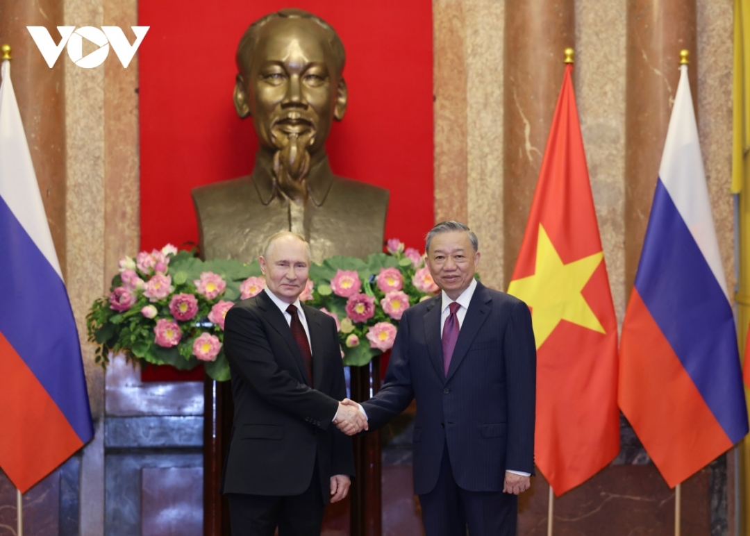 Chủ tịch nước Tô Lâm và Tổng thống Nga Putin chụp ảnh chung trước khi bước vào hội đàm