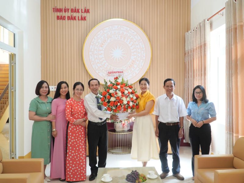 Hội LHPN tỉnh tặng hoa chúc mừng tập thể Báo Đắk Lắk nhân Ngày Báo chí Cách mạng Việt Nam.
