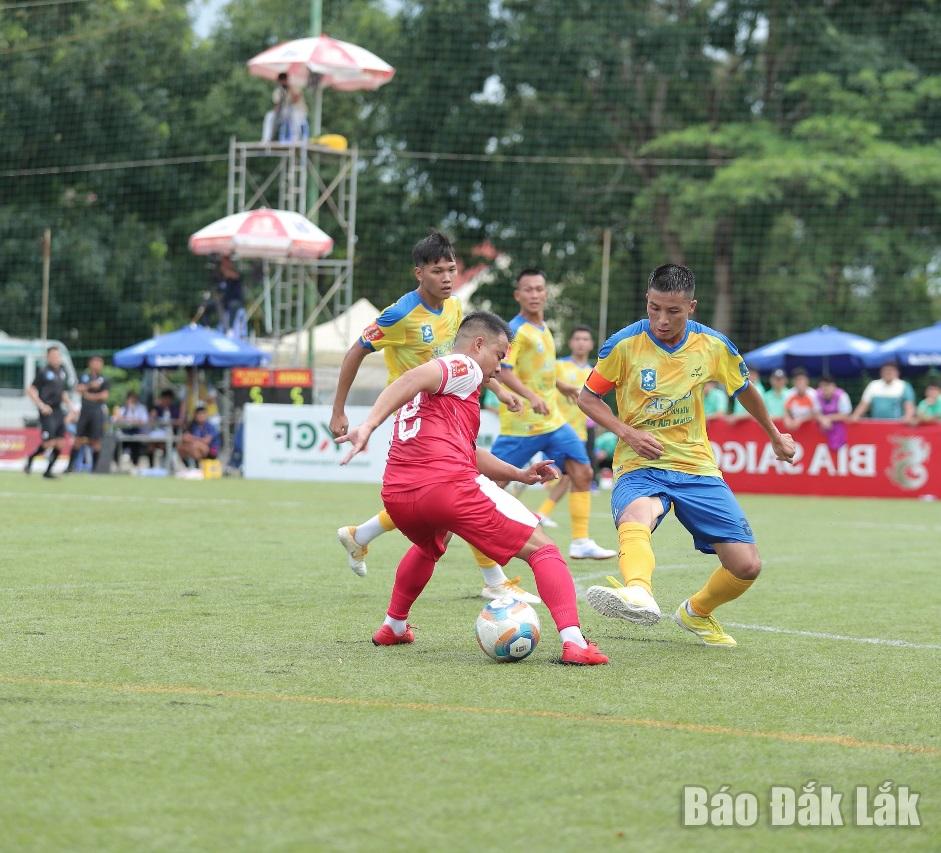 Một pha bóng trong trận Lucifer FC (áo đỏ) thắng Betong 26 Gia Lai 3 - 2.