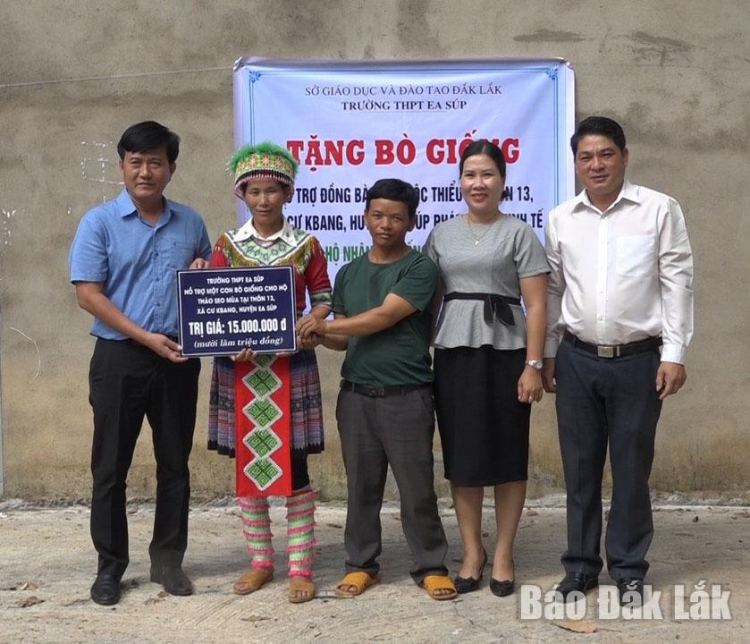 Trường THPT Ea Súp trao kinh phí hỗ trợ mua vật nuôi cho người một hộ dân xã Cư Kbang, huyện Ea Súp