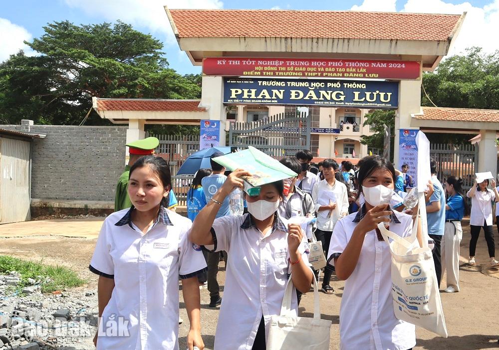 Thí sinh hoàn thành bài thi môn Ngữ văn sáng 27/6 tại Điểm thi Trường THPT Nguyễn Văn Cừ (huyện K rông Búk).