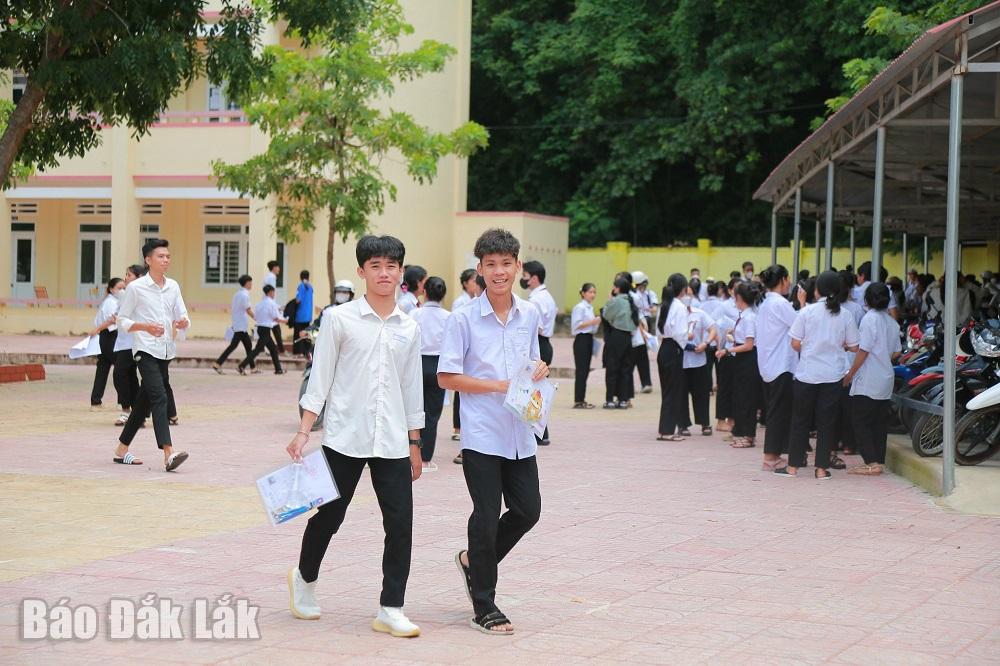 Thí sinh tại Điểm thi Trường THPT Lắk (huyện Lắk) phấn khởi kết thúc môn thi Ngữ văn sáng 27/6.