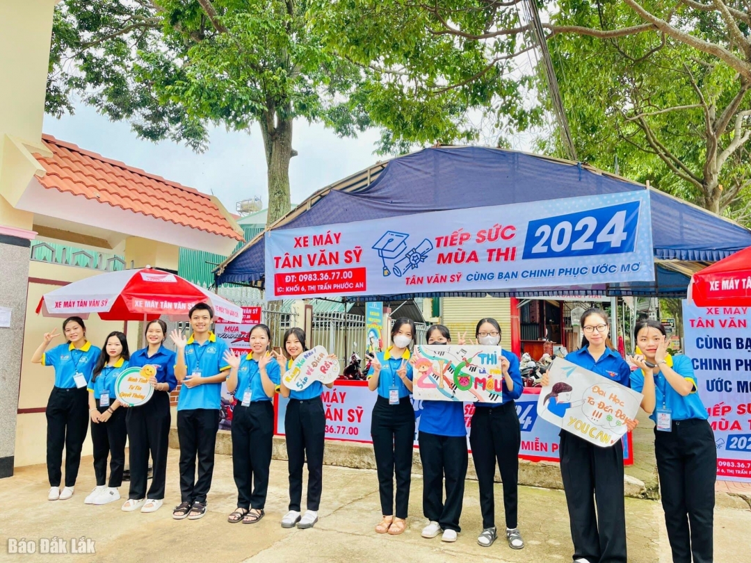 Đội tình nguyện Tiếp sức mùa thi huyện Krông Pắc với những slogan cổ vũ sĩ tử.