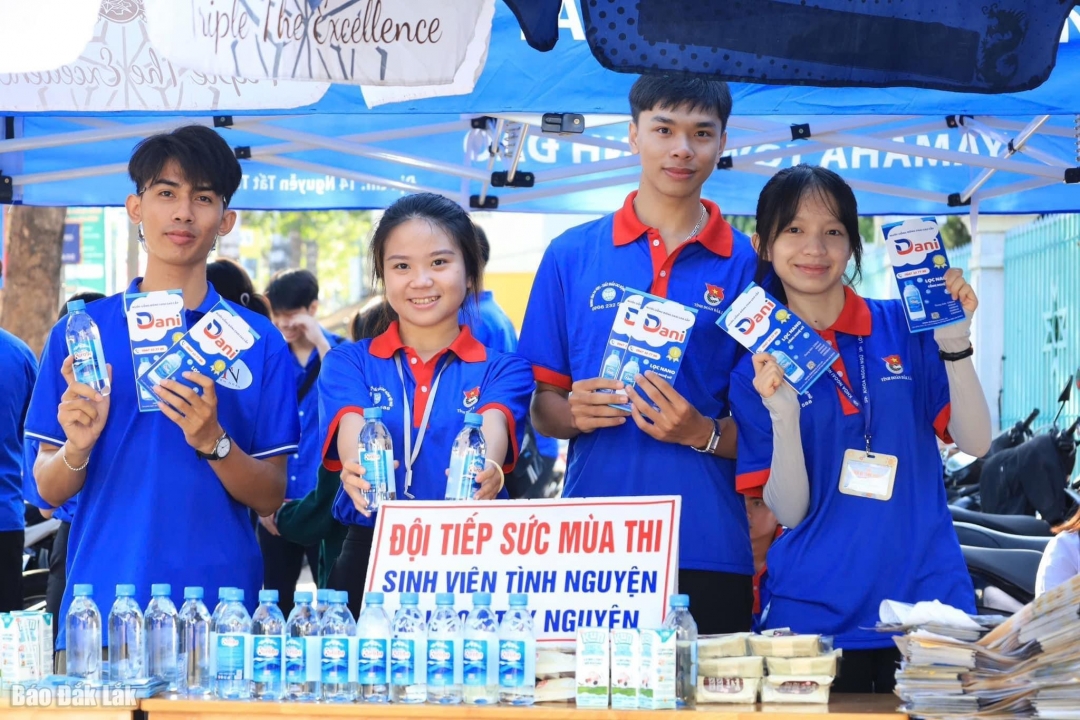 Đội hình Tiếp sức mùa thi tại điểm thi Trường THPT Chu Văn An