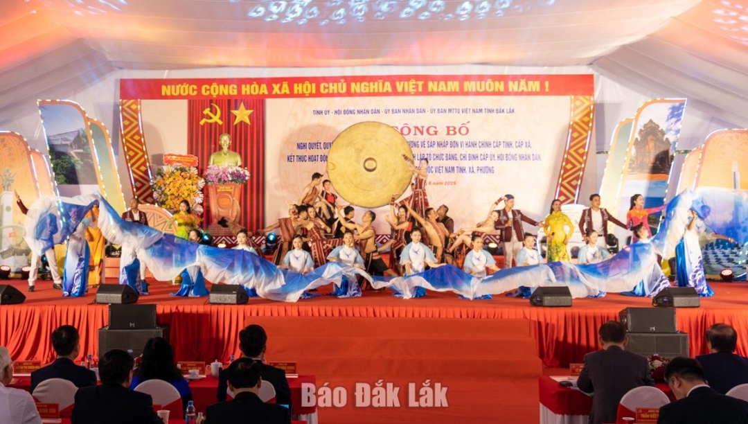 Chương trình văn nghệ đặc sắc của Đoàn Ca múa Dân tộc Đắk Lắk và Nhà hát Ca múa nhạc Dân gian Sao Biển Phú Yên chào mừng lễ công bố. Ảnh: N.Gia