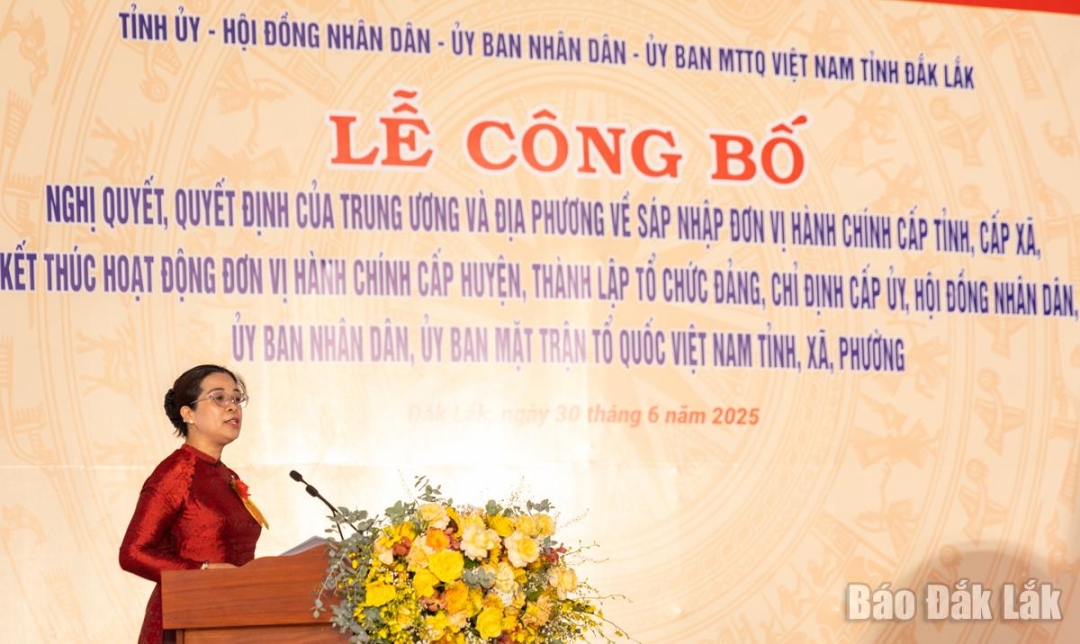 Đồng chí Huỳnh Thị Chiến Hòa, Phó Bí thư Tỉnh ủy công bố các quyết định của 2 tỉnh Đắk Lắk và Phú Yên. Ảnh: N.Gia
