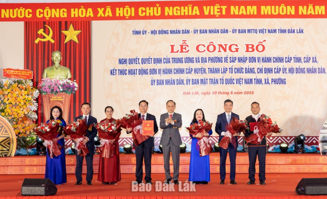 Đồng chí Lê Hoài Trung, Bí thư Trung ương Đảng, Chánh Văn phòng Trung ương Đảng trao Quyết định thành lập Đảng bộ tỉnh Đắk Lắk. Ảnh: N.Gia