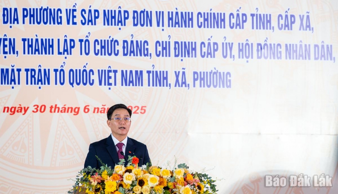 Đồng chí Nguyễn Đình Trung, Ủy viên Ban Chấp hành Trung ương Đảng, Bí thư Tỉnh ủy phát biểu nhận nhiệm vụ. Ảnh: N.Gia