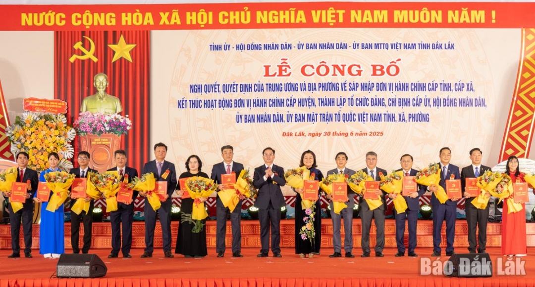 Đồng chí Nguyễn Đình Trung, Ủy viên Ban Chấp hành Trung ương Đảng, Bí thư Tỉnh ủy trao quyết định và tặng hoa chúc mừng các đồng chí Bí thư Đảng ủy xã, phường. Ảnh: N.Gia