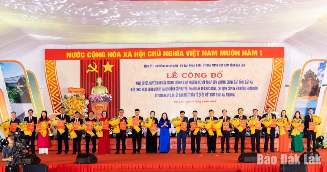 Đồng chí Cao Thị Hòa An, Phó Bí thư Thường trực Tỉnh ủy, Chủ tịch HĐND tỉnh trao quyết định và tặng hoa chúc mừng các đồng chí Bí thư xã, phường. Ảnh: N.Gia