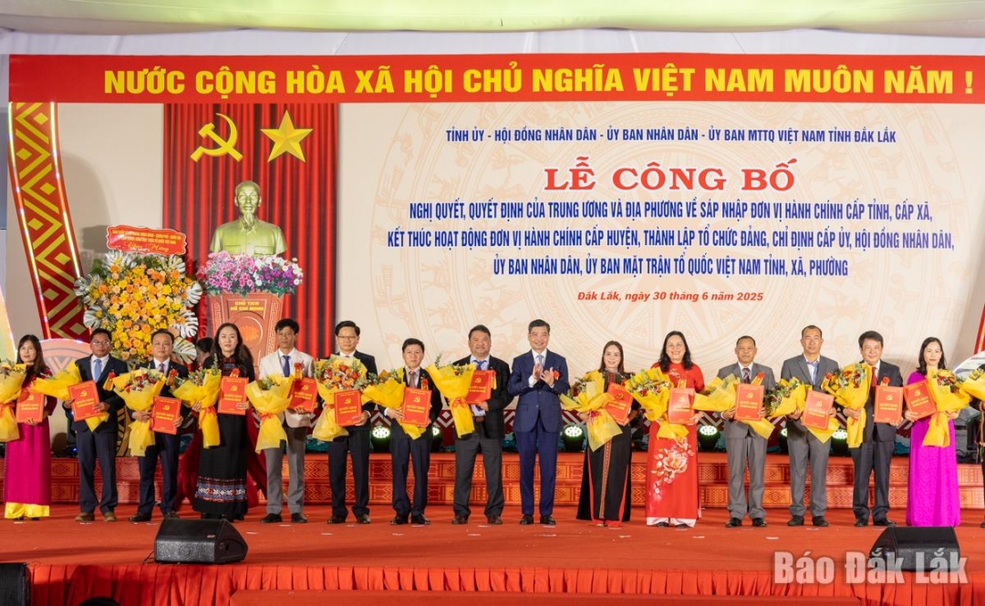 Đồng chí Tạ Anh Tuấn, Phó Bí thư Tỉnh ủy, Chủ tịch UBND tỉnh trao quyết định và tặng hoa chúc mừng các đồng chí Bí thư xã, phường. Ảnh: N.Gia