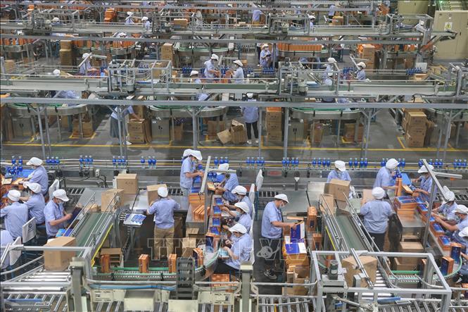 Công nhân làm việc bên trong nhà máy ở Giang Tô, Trung Quốc. Ảnh: AFP/TTXVN