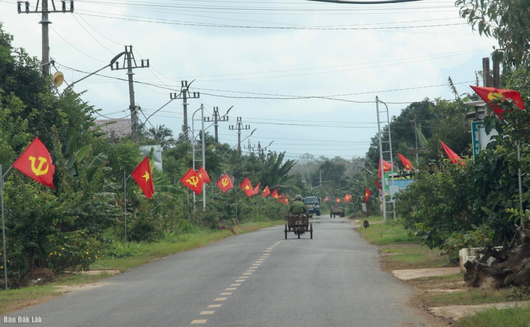 Đường vào trung tâm xã Dur Kmăl rực rỡ 