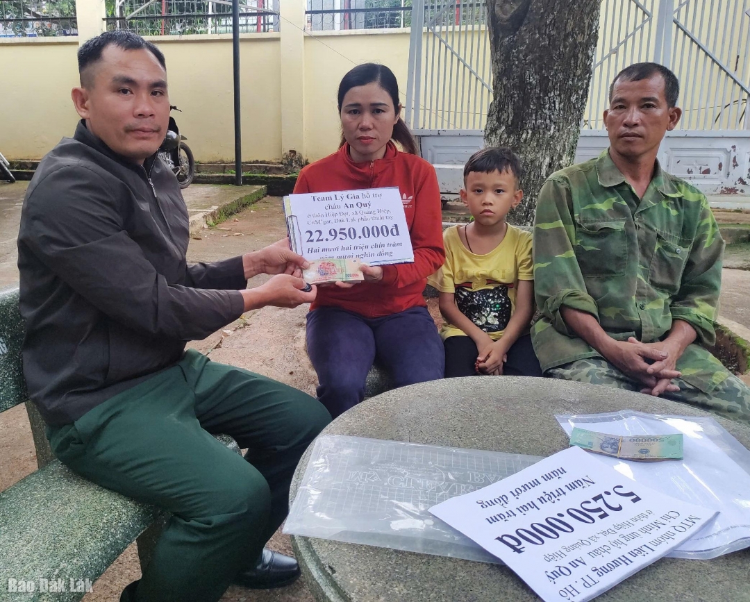 Mẹ con chị Luân Thị Điệp nhận ủng hộ của bạn đọc Báo Đắk Lắk.