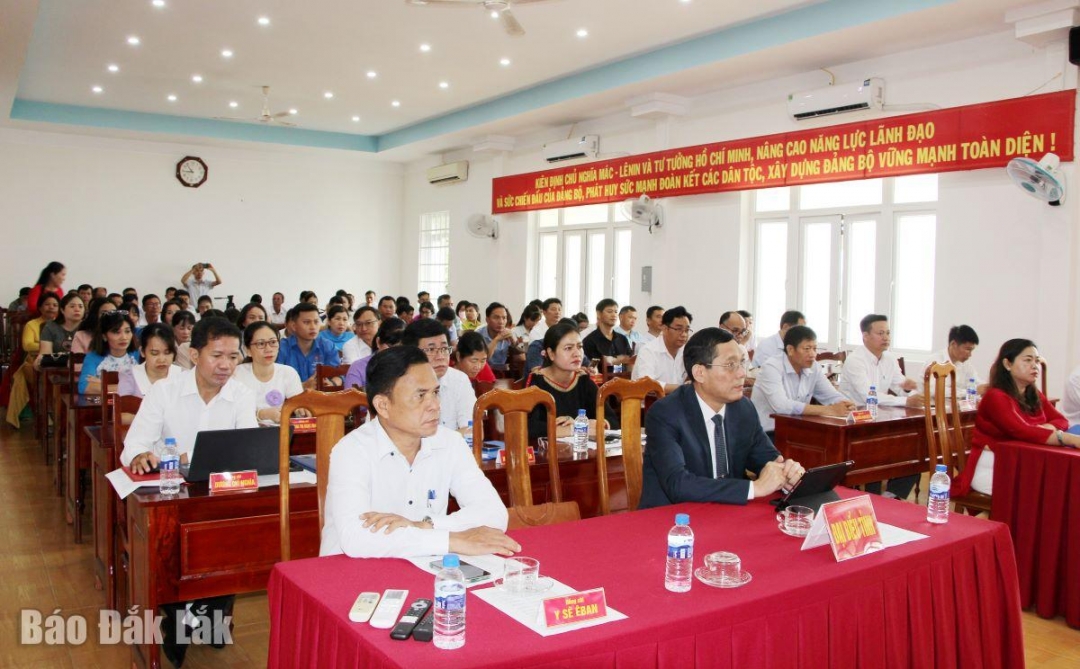 Các đại biểu tham dự lễ công bố tại xã Ea Wer mới.