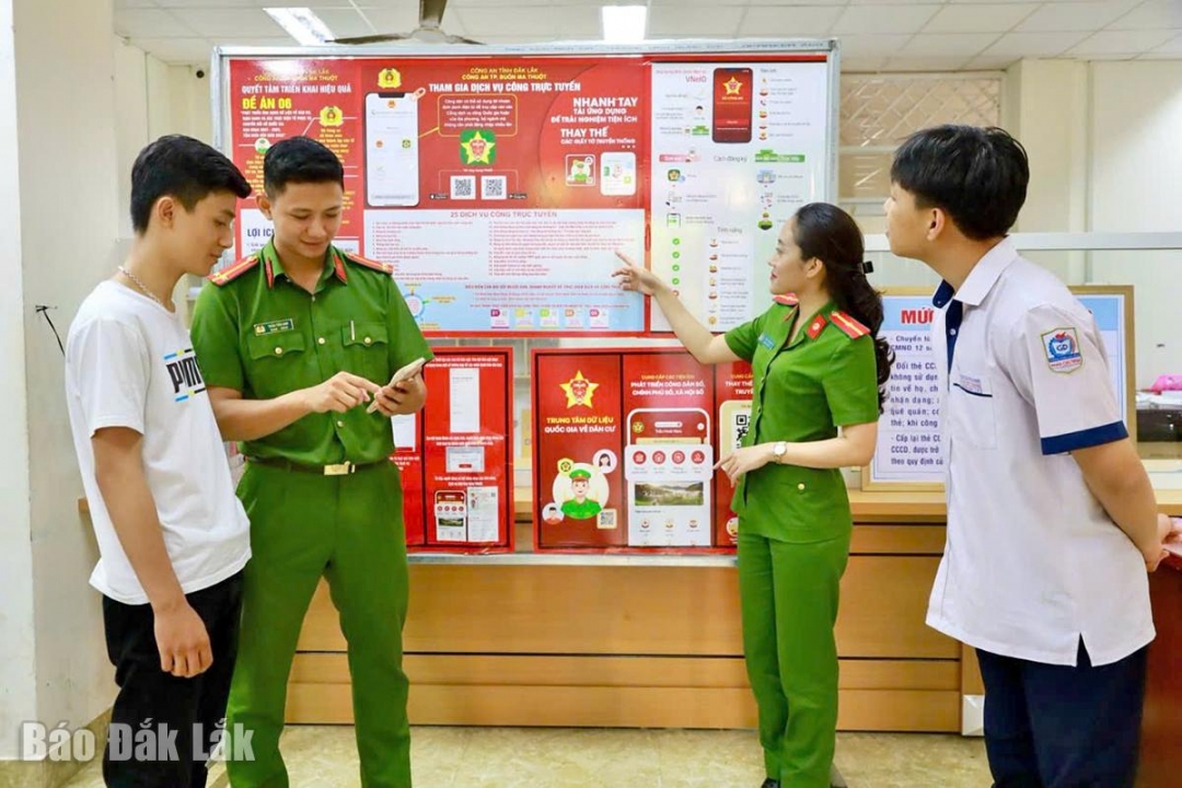 Công an tỉnh Đắk Lắk hướng dẫn người dân thực hiện 