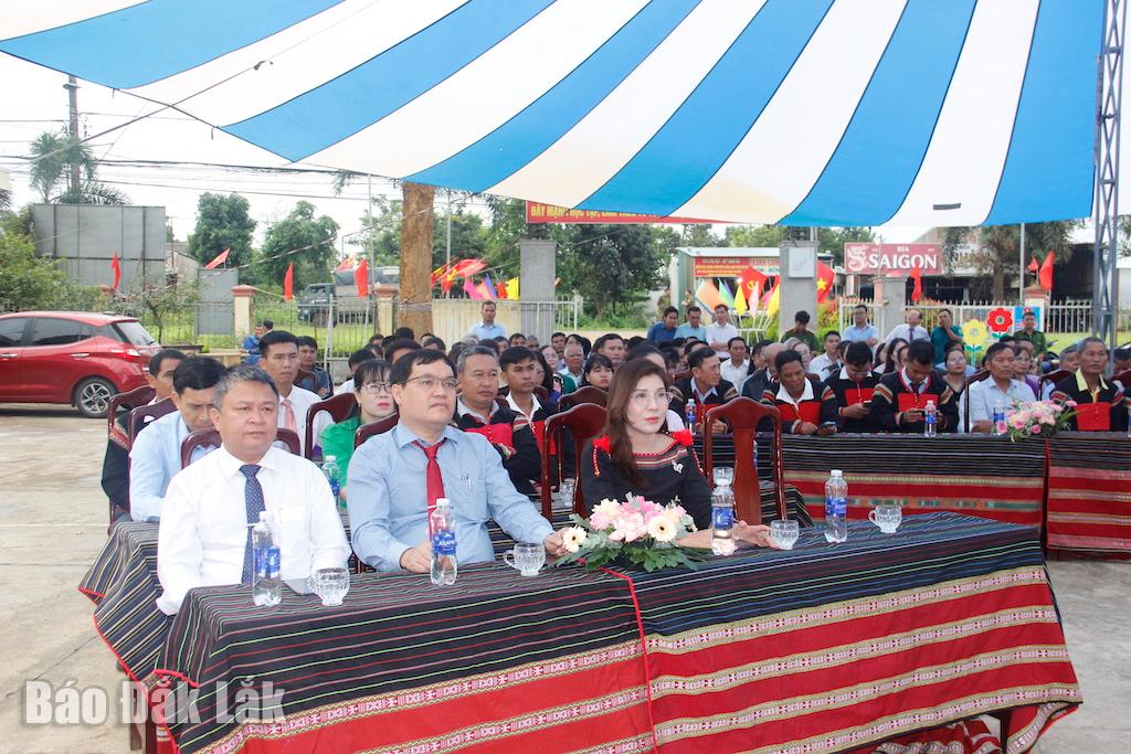 Đại biểu, cán bộ, người dân theo dõi điểm cầu trực tuyến tại xã Cuôr Đăng (mới)