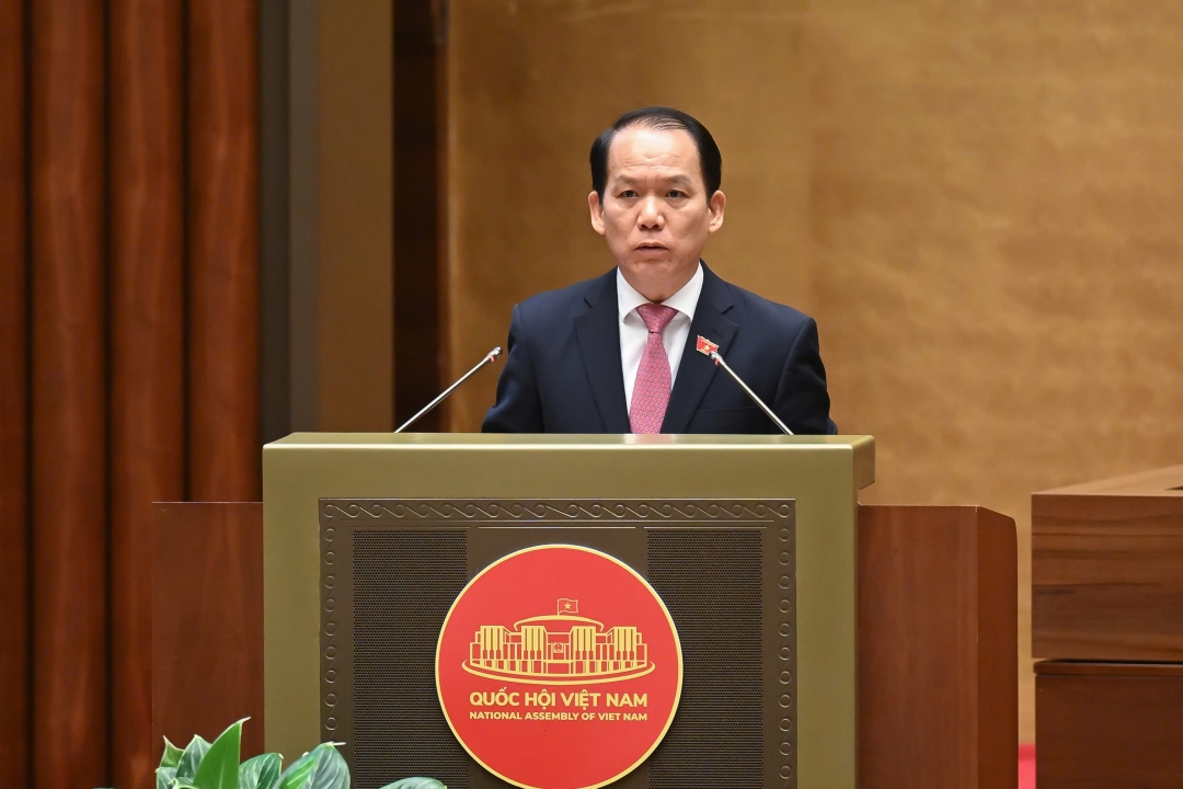 Chủ nhiệm Uỷ ban Pháp luật và Tư pháp Hoàng Thanh Tùng trình bày báo cáo giải trình, tiếp thu. Ảnh: quochoi.vn