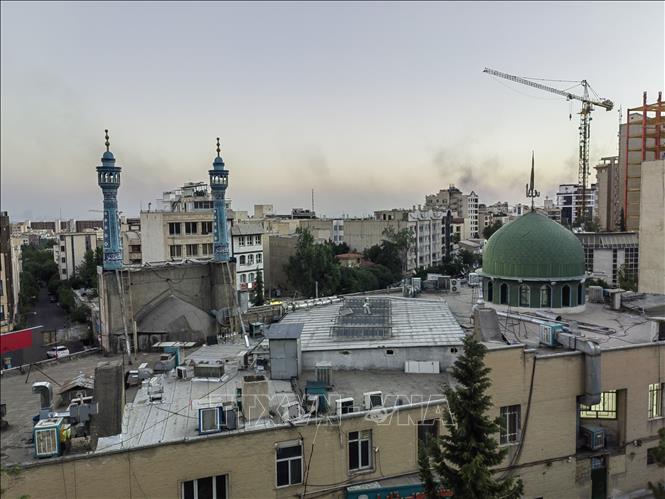 Khói bốc lên sau cuộc tấn công của Israel tại Tehran, Iran, ngày 17/6. Ảnh: THX/TTXVN