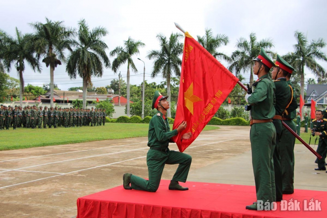 Chiến sĩ mới tuyên thệ trước quân kỳ.