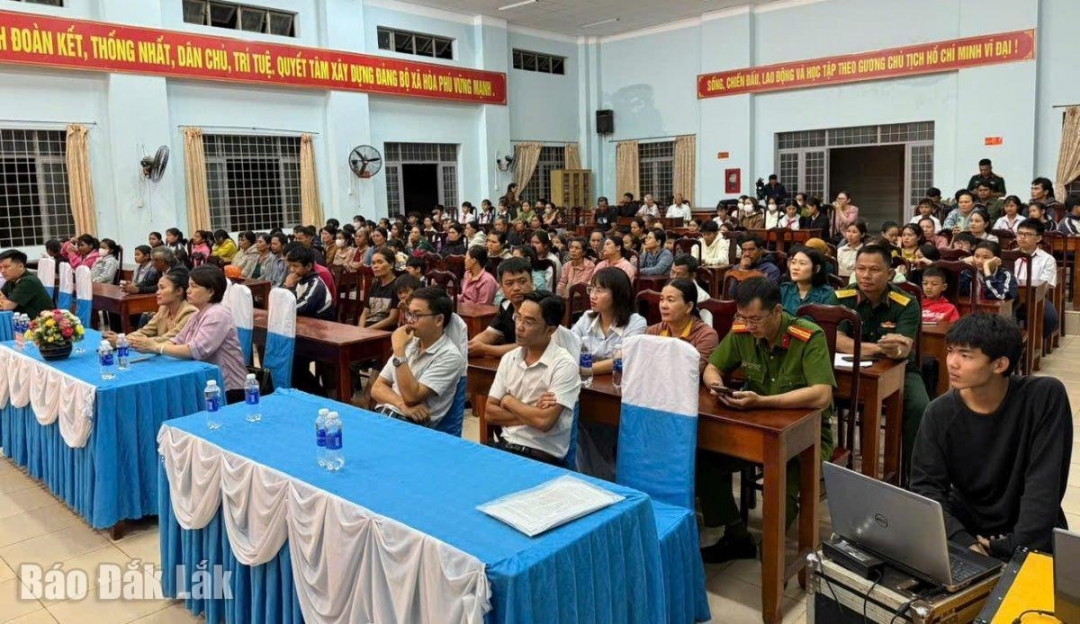 Đại biểu tham dự tuyên truyền, giáo dục pháp luật tại xã Hòa Phú.
