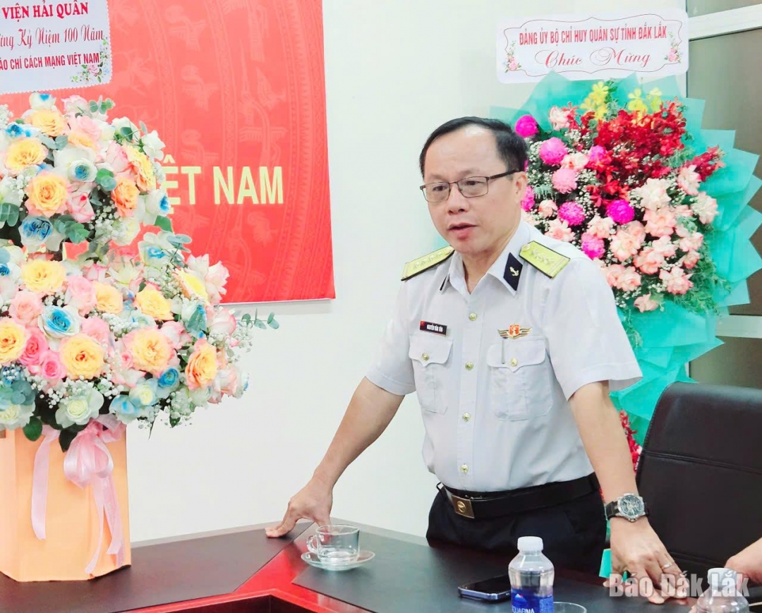 Đại tá Nguyễn Văn Tôn, Phó Chủ nhiệm Chính trị Học viện gửi lời chúc tốt đẹp tới lãnh đạo, cán bộ, phóng viên, biên tập viên, nhân viên Báo Đắk Lắk nhân Ngày Báo chí cách mạng Việt Nam 