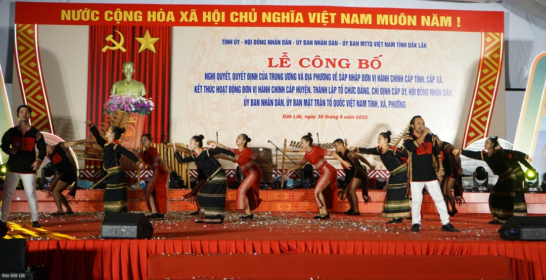 Tiết mục hát múa “Xôn xang mênh mang và Cao nguyên Đắk Lắk” mở màn chương trình