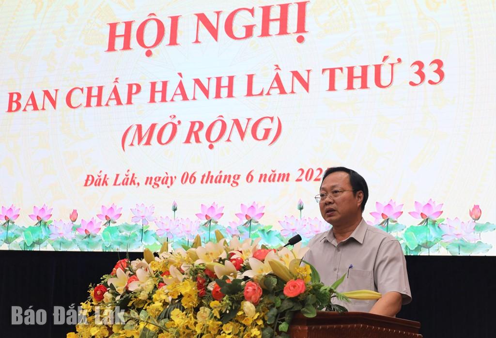 Tỉnh ủy viên, Hiệu trưởng Trường Chính trị tỉnh Huỳnh Chiến Thắng thông qua báo cáo tóm tắt dự thảo Báo cáo Chính trị trình Đại hội Đảng bộ tỉnh lần thứ XVIII.