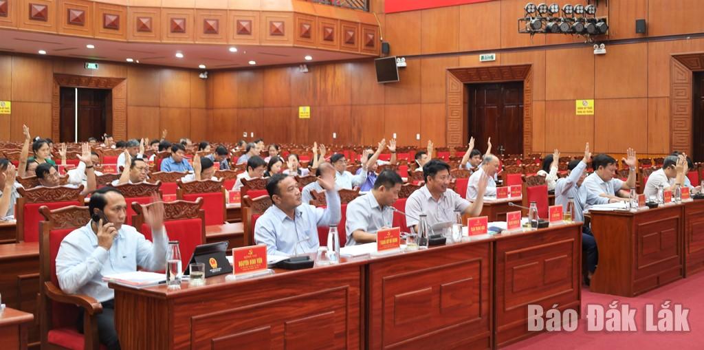 Các đại biểu tham dự hội nghị biểu quyết thống nhất 2 dự thảo Đề án. 