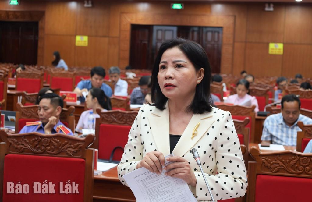 Nguyễn Thị Thu Nguyệt góp ý dự thảo Báo cáo chính trị.