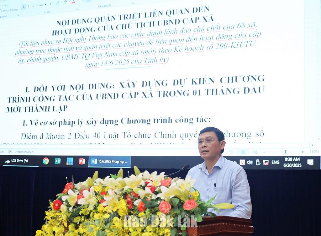 Ủy viên Ban Thường vụ Tỉnh ủy, Phó Chủ tịch Thường trực UBND tỉnh Nguyễn Tuấn Hà quán triệt, phổ biến các nội dung liên quan đến hoạt động của chủ tịch UBND cấp xã (mới).