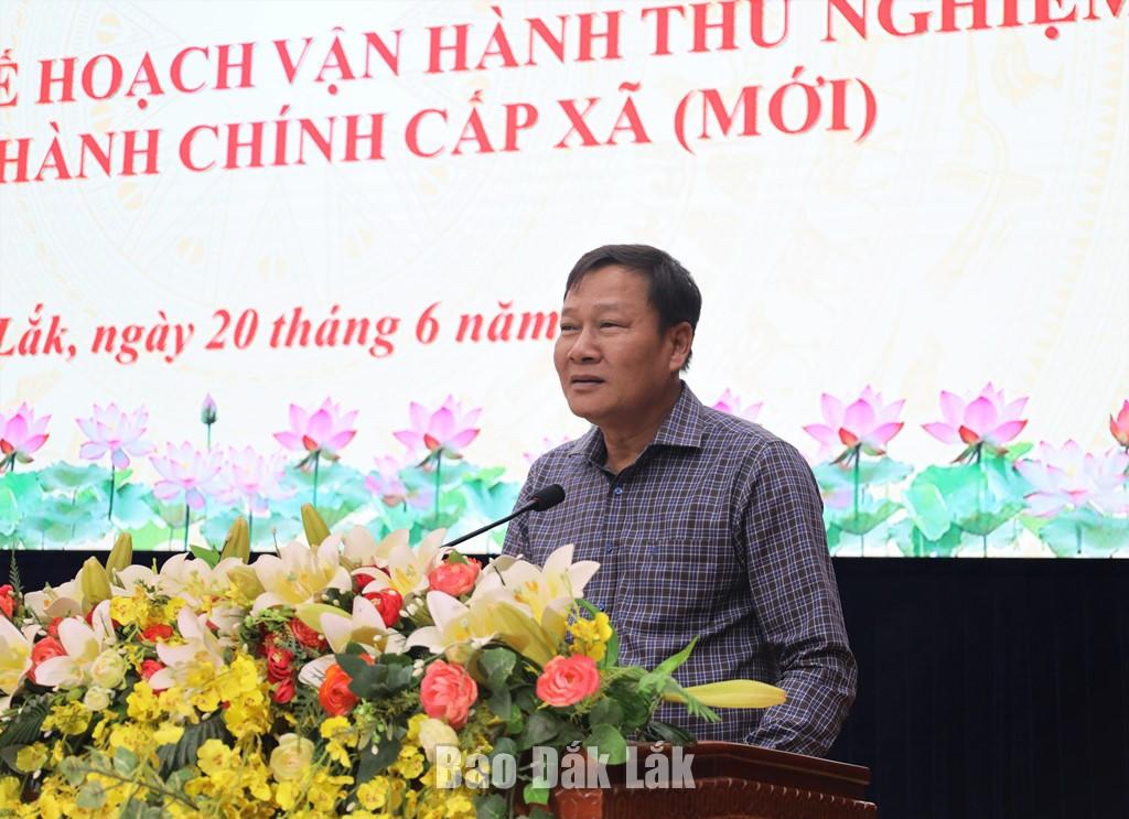 Ủy viên Ban Thường vụ Tỉnh ủy, Phó Chủ tịch Thường trực HĐND tỉnh Trần Phú Hùng quán triệt, phổ một số văn bản trọng tâm, cần thiết phục vụ hoạt động của HĐND cấp xã.