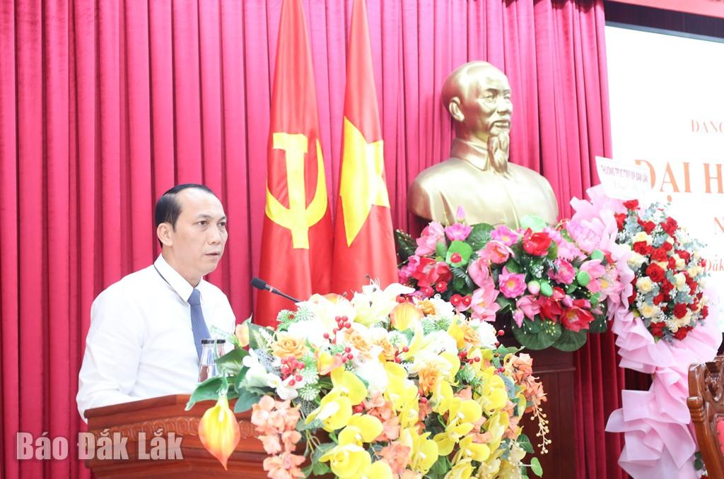 Ủy viên Ban Thường vụ Tỉnh ủy, Bí thư Đảng ủy, Chánh Văn phòng Tỉnh ủy phát biểu tại hội nghị.