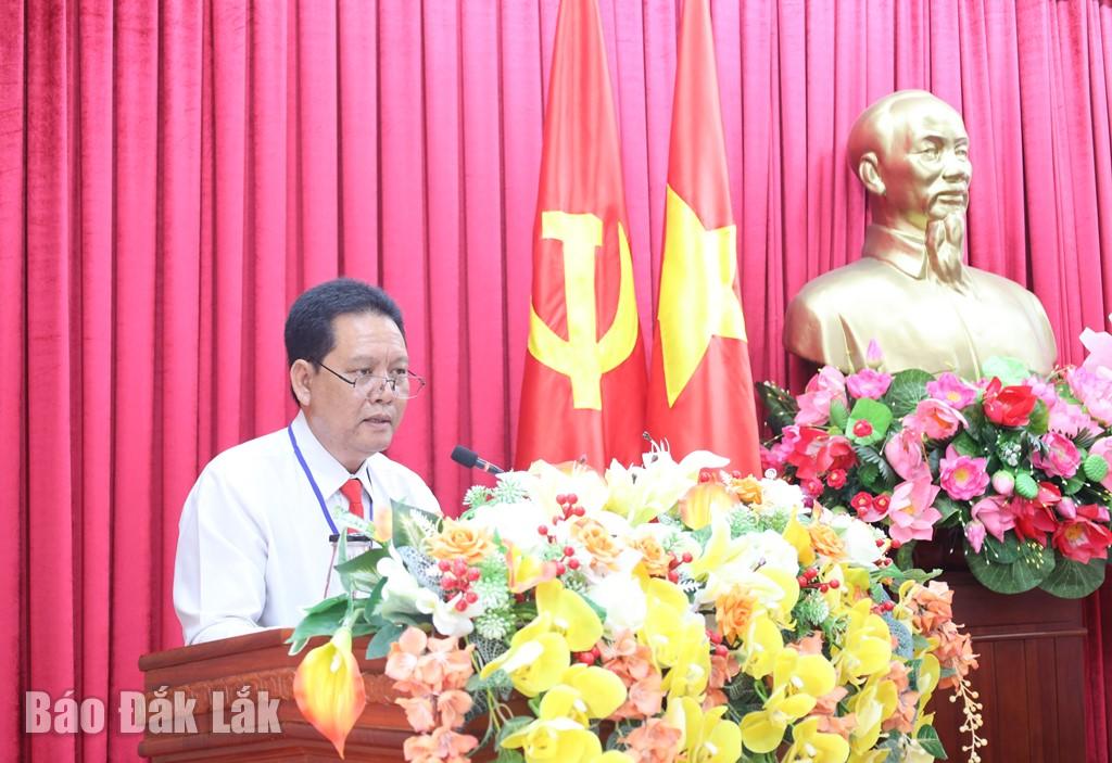 Phó Bí thư Đảng ủy, Phó Chánh Văn phòng Tỉnh ủy Y Wơn Bkrông thông qua Báo cáo Chính trị tóm tắt tại đại hội.