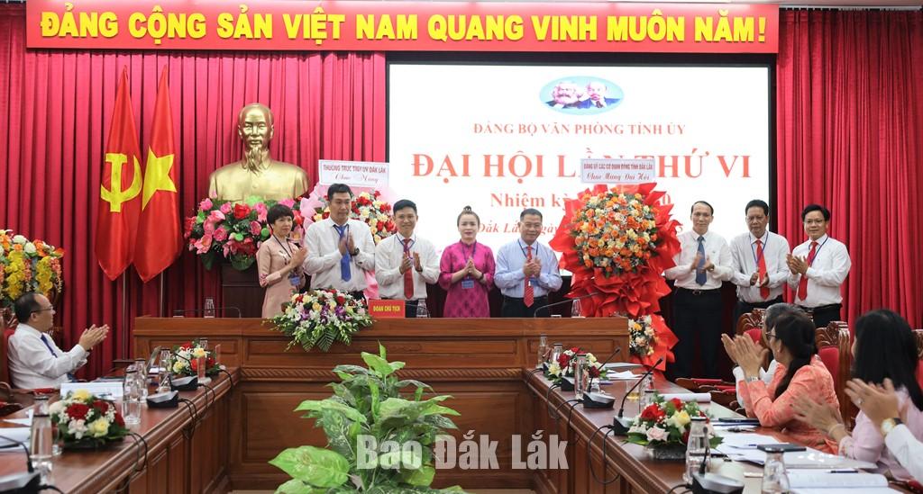 Ủy viên Ban Thường vụ Tỉnh ủy, Trưởng Ban Nội chính Tỉnh ủy, Phó Bí thư Thường trực Đảng ủy các cơ quan Đảng tỉnh Trần Trung Hiển tặng hoa chúc mừng đại hội.