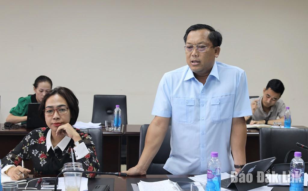 Phó Bí thư Đảng ủy Bun Thó Lào nêu ý kiến tại hội nghị.