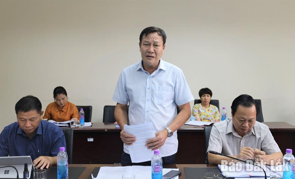Đồng chí Trần Phú Hùng, Phó Chủ tịch HĐND tỉnh góp ý kiến vào dự thảo báo cáo sơ kết 6 tháng của Đảng ủy.
