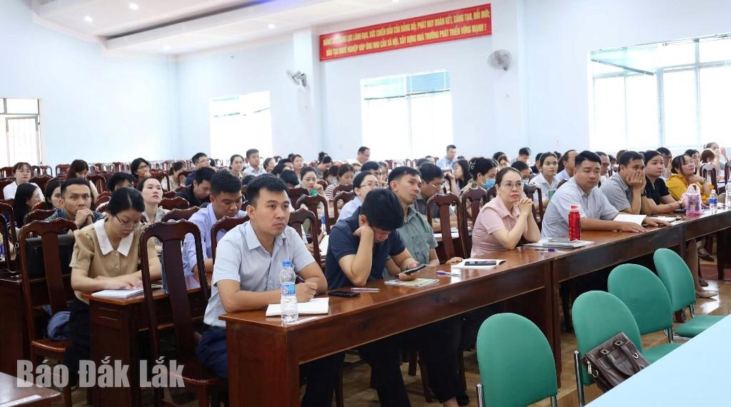 Các đảng viên mới tham gia lớp bồi dưỡng nhận thức về Đảng.