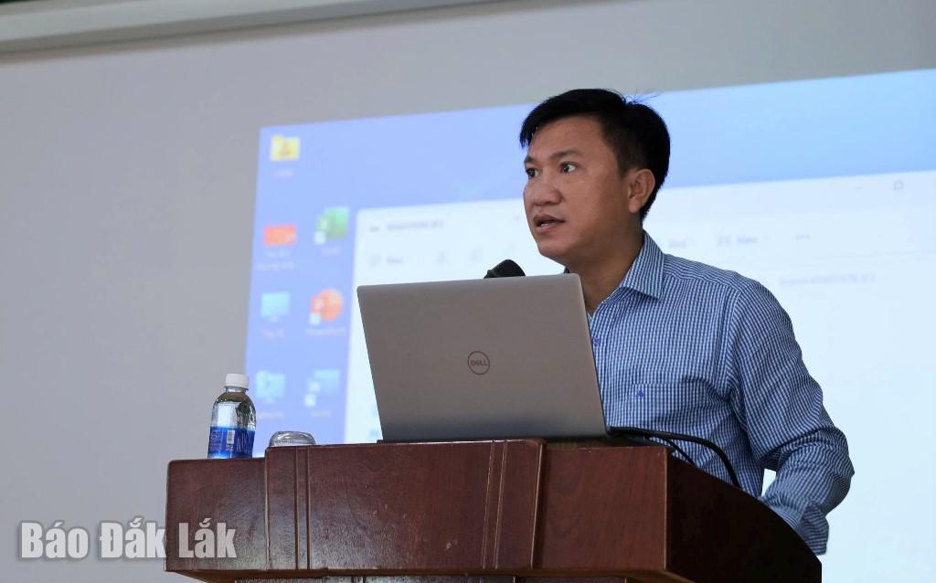 Đồng chí Phan Quang Ngọc, báo cáo viên Đảng ủy UBND tỉnh truyền đạt chuyên đề tại lớp bồi dưỡng.