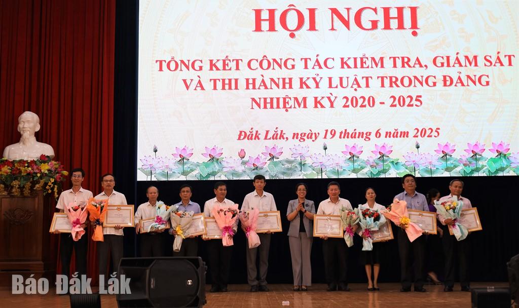 Phó Bí thư Thường trực Tỉnh ủy, Chủ tịch HĐND tỉnh Huỳnh Thị Chiến Hòa tặng Bằng khen của Ban Thường vụ Tỉnh ủy cho các cá nhân.